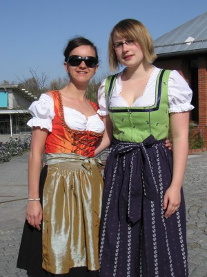 Anja Pfeffermann und Anette Purucker (vlnr) vom Debattierclub Bayreuth, Cheforganisatorinnen der Süddeutschen Meisterschaft 2011.