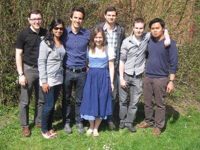 Die Delegation der Wiener Debattierklubs bei der Süddeutschen Meisterschaft 2011: Florian Prischl (DKW), Rupinder Ray (AFA), Christoph Wiederkehr (AFA), Cornelia Huber (DKW), Nathaniel Heinritz (AFA), Thomas Keil (DKW) und Jose Magnaye (AFA) (vlnr).